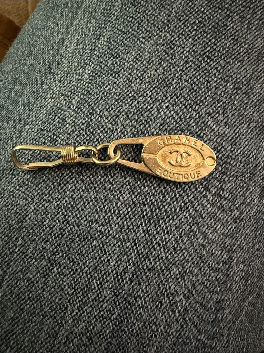 CHANEL vintage Gold-Tone Boutique Oval Key & Card Holder Charm